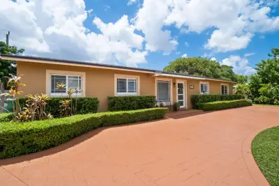 12290 SW 30th St, Miami: photo 1 of 23
