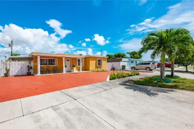 359 W 35th St, Hialeah: photo 1 of 34