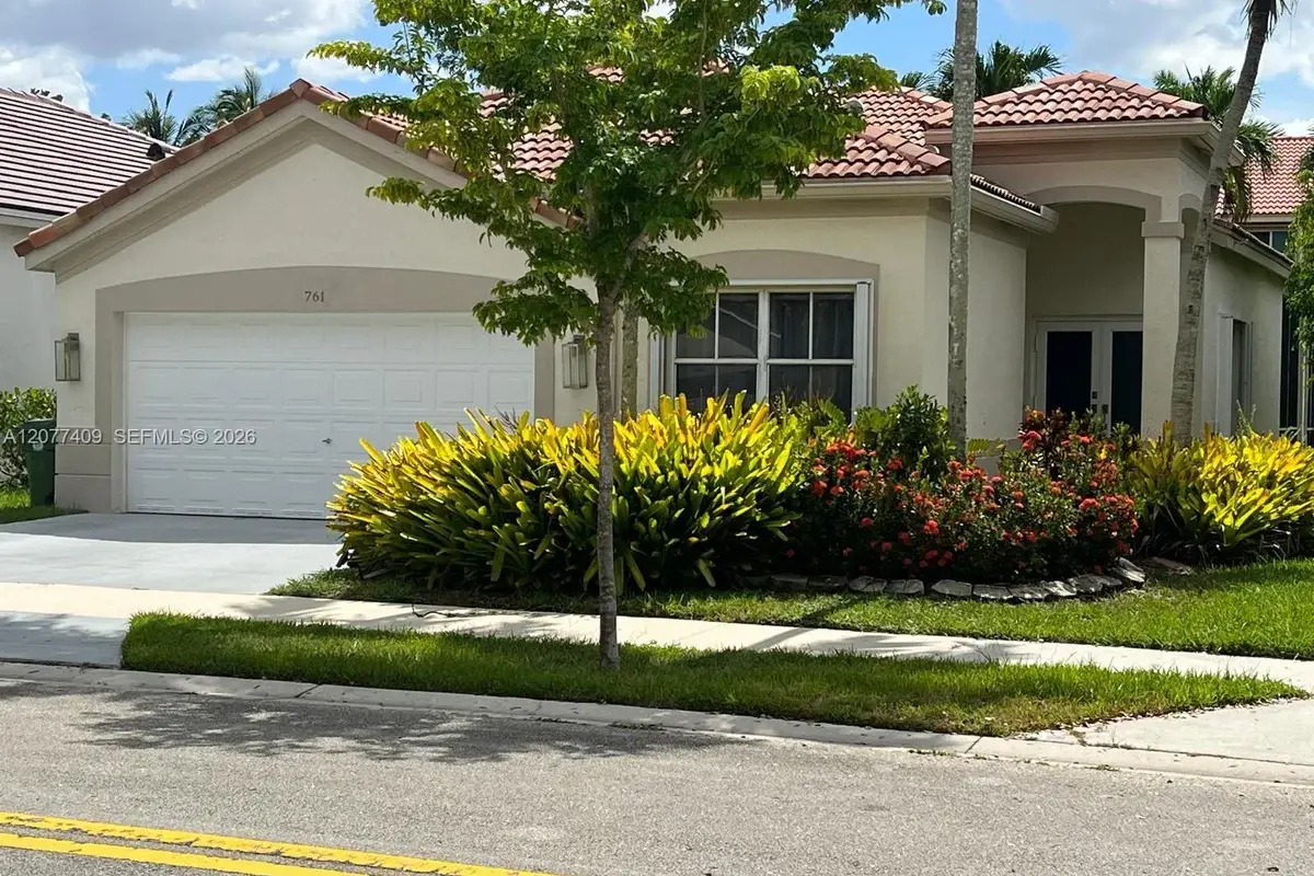 761 Tanglewood Cir, Weston: photo 1 of 55