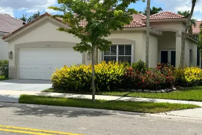761 Tanglewood Cir, Weston: photo 1 of 55