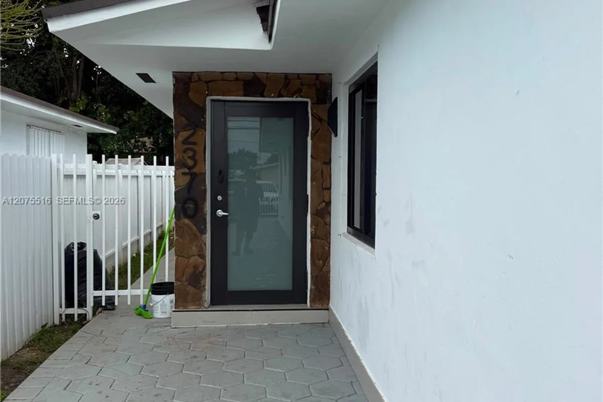 2370 NW 33rd St, Miami: photo 1 of 15
