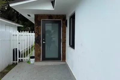 2370 NW 33rd St, Miami: photo 1 of 15