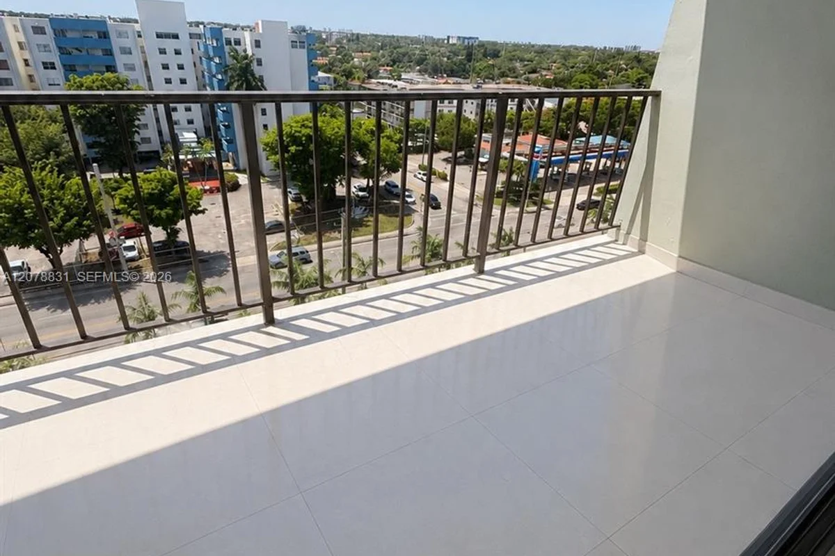5055 NW 7th St #1004, Miami: photo 1 of 4
