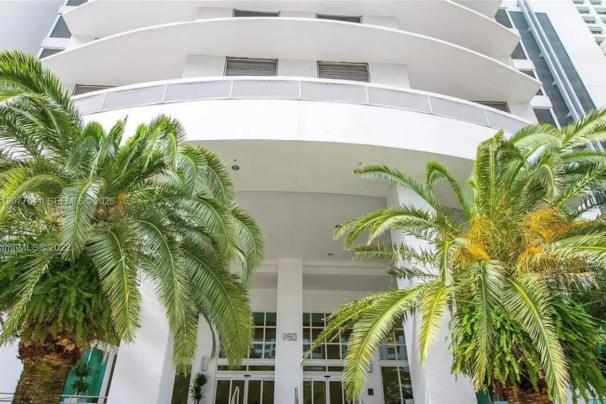 950 Brickell Bay Dr #902, Miami: photo 1 of 10