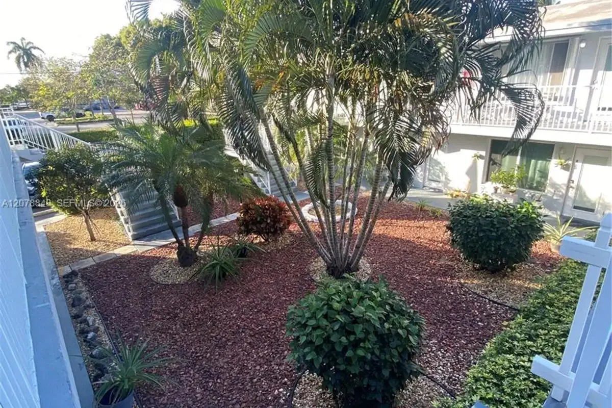2344 NE 12th St #7, Pompano Beach: photo 1 of 26