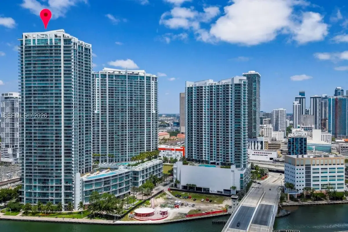 92 SW 3rd St #1403, Miami: photo 1 of 33