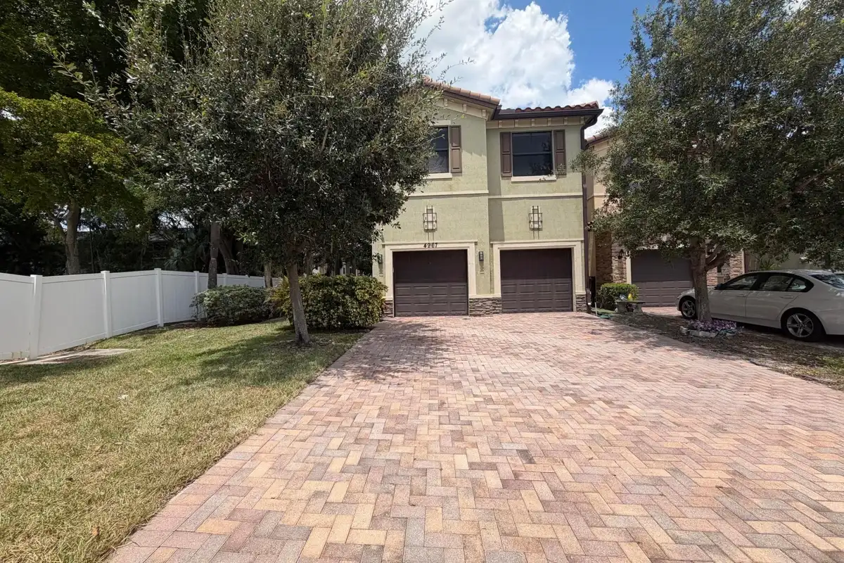 4967 NW 59th St, Tamarac: photo 1 of 28