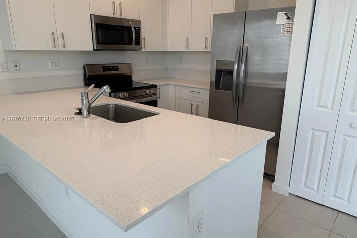 692 SE 13th Ct, Homestead: photo 1 of 19