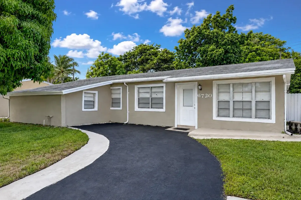 6720 SW 17th St SW, North Lauderdale: photo 1 of 40