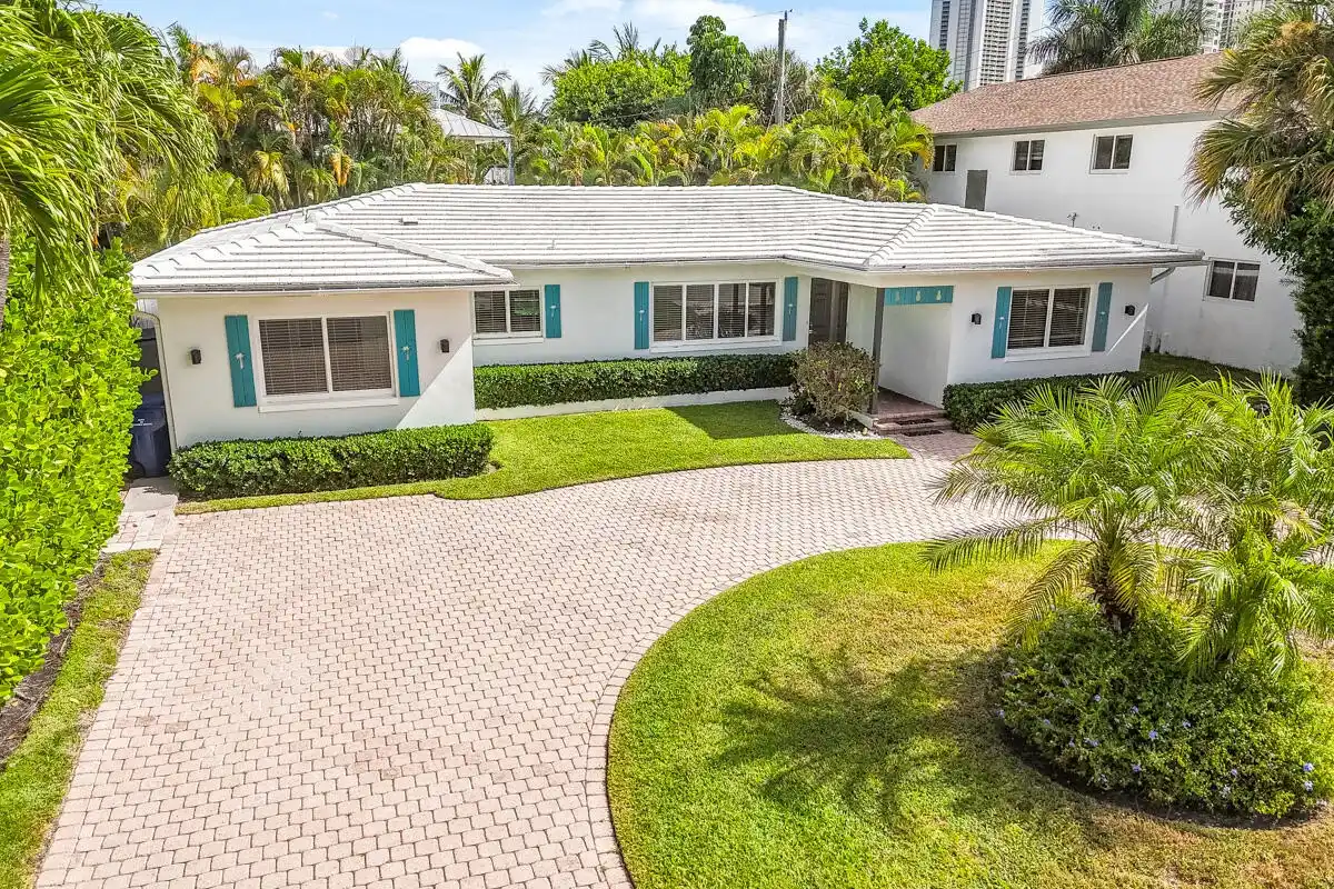 1182 Beach Rd, Riviera Beach: photo 1 of 68