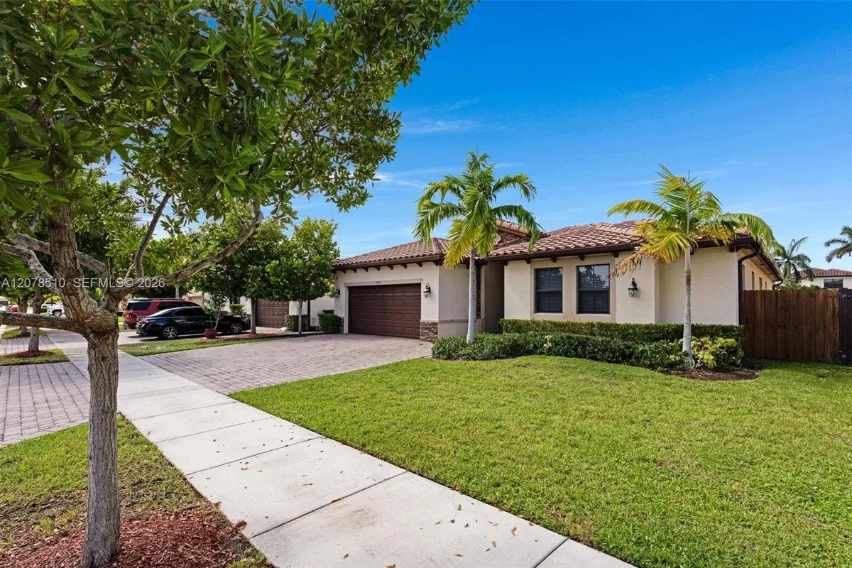 2475 SE 1st St, Homestead: photo 1 of 31