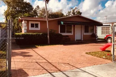 2272 NW 66th St, Miami: photo 1 of 23