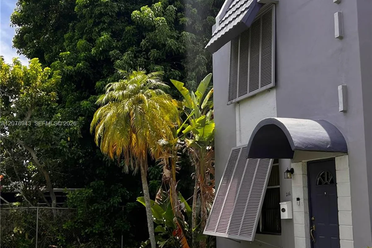 Townhouse in Miami: photo 1 of 26