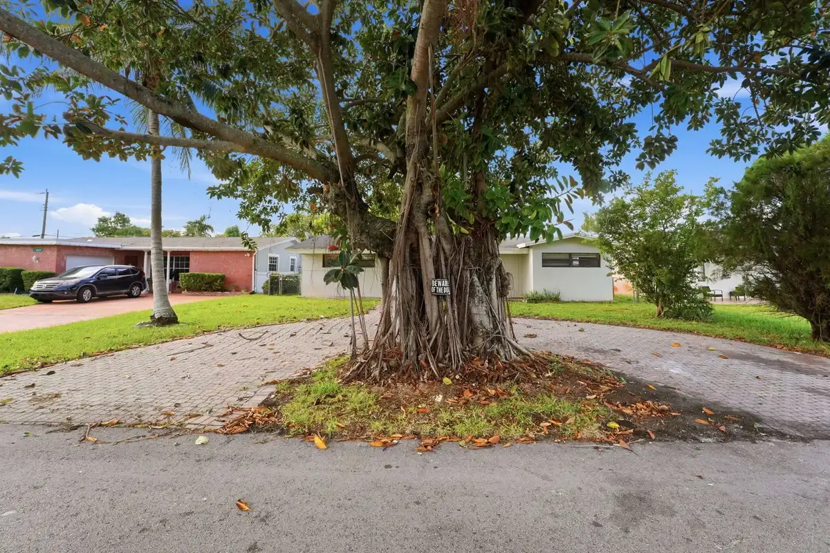 6516 SW 33rd St, Miramar: photo 1 of 31
