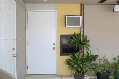 3054 NW 18th St #4, Miami: photo 1 of 13