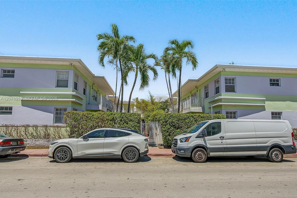 915 8th St #102, Miami Beach: photo 1 of 24