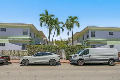 915 8th St #102, Miami Beach: photo 1 of 24