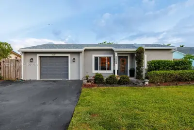 11660 NW 38th Pl, Sunrise: photo 1 of 43