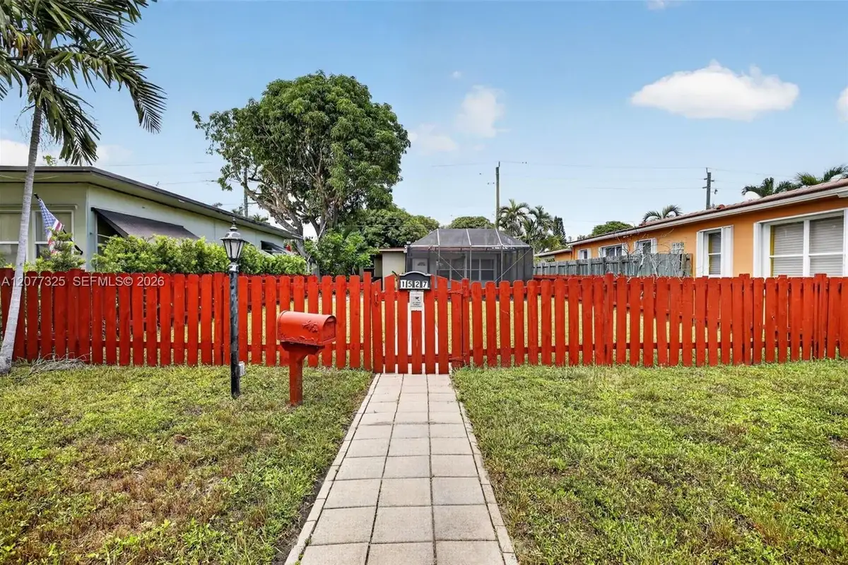 1527 Jackson St, Hollywood: photo 1 of 31