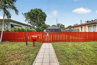 1527 Jackson St, Hollywood: photo 1 of 31