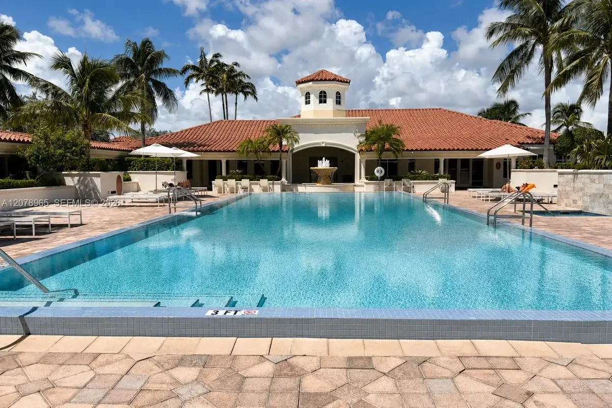 Condo in Aventura: photo 1 of 23