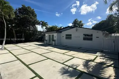 17650 NE 19th Ave, North Miami Beach: photo 1 of 21