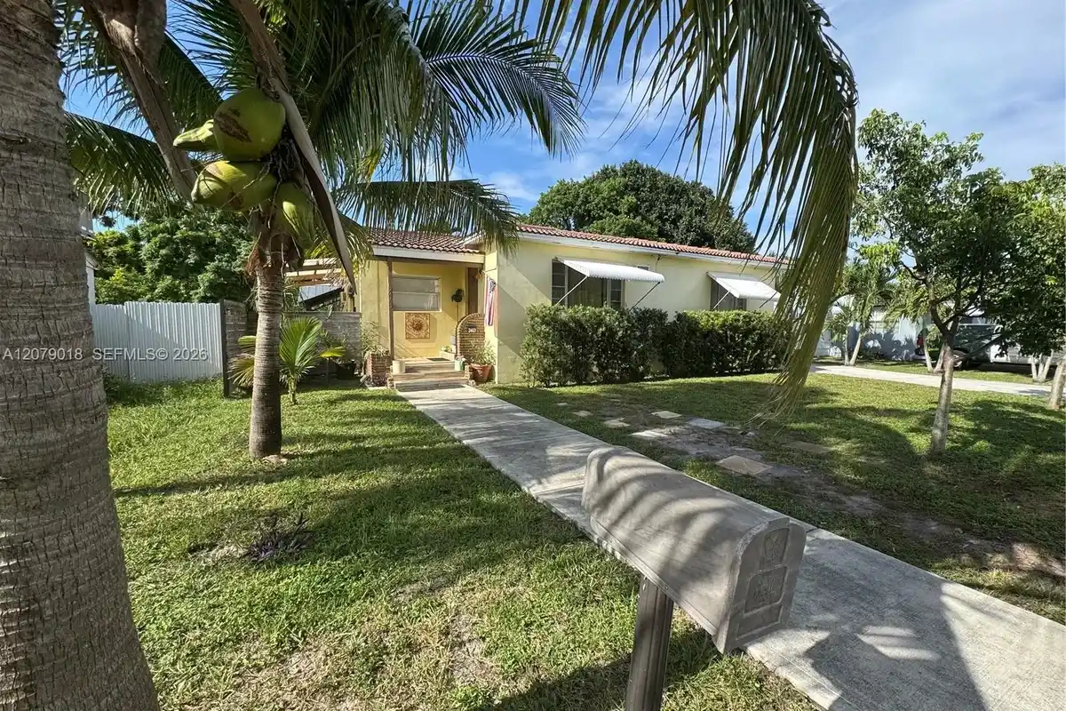 2463 Dewey St, Hollywood: photo 1 of 17