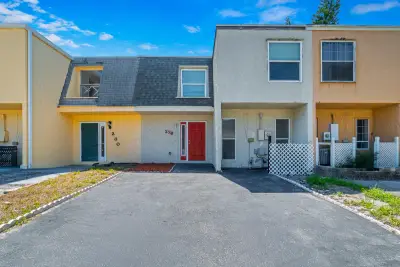 276 Sunshine Dr, Coconut Creek: photo 1 of 37