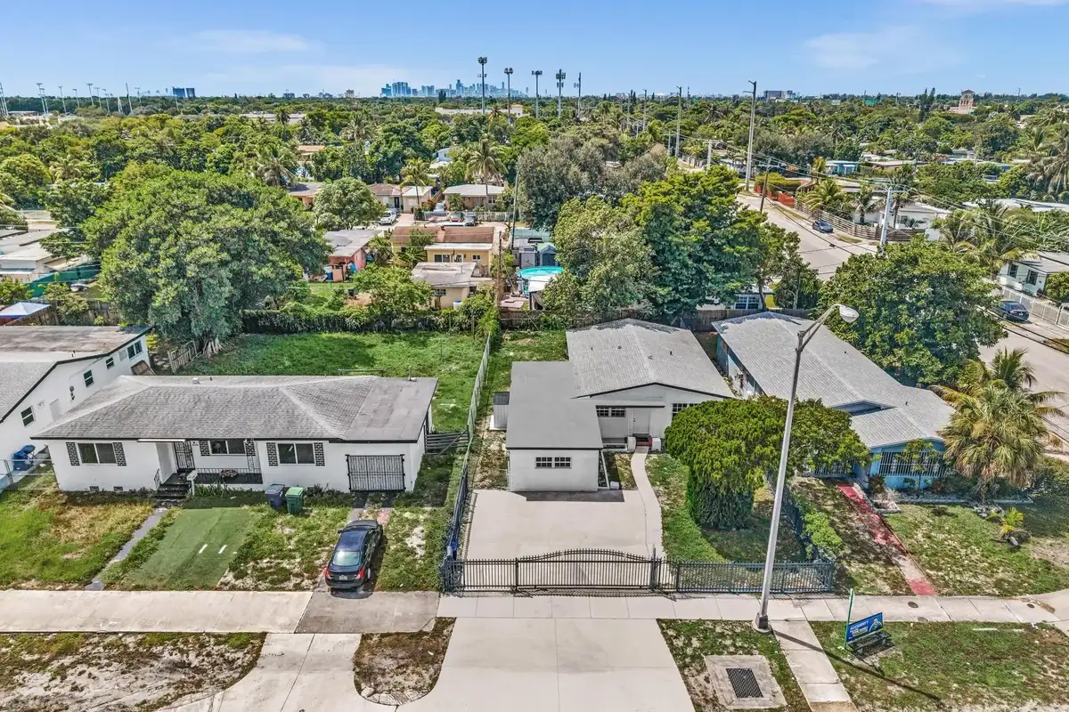 446 NW 119th St, Miami: photo 1 of 54