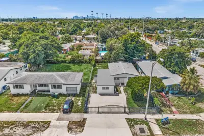 446 NW 119th St, Miami: photo 1 of 54