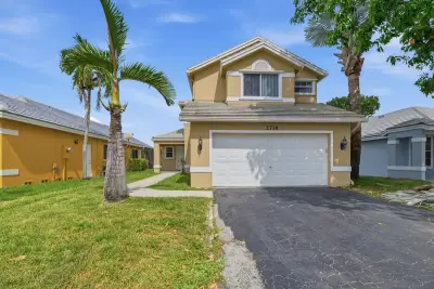 2716 Arrowwood Ct, Davie: photo 1 of 40
