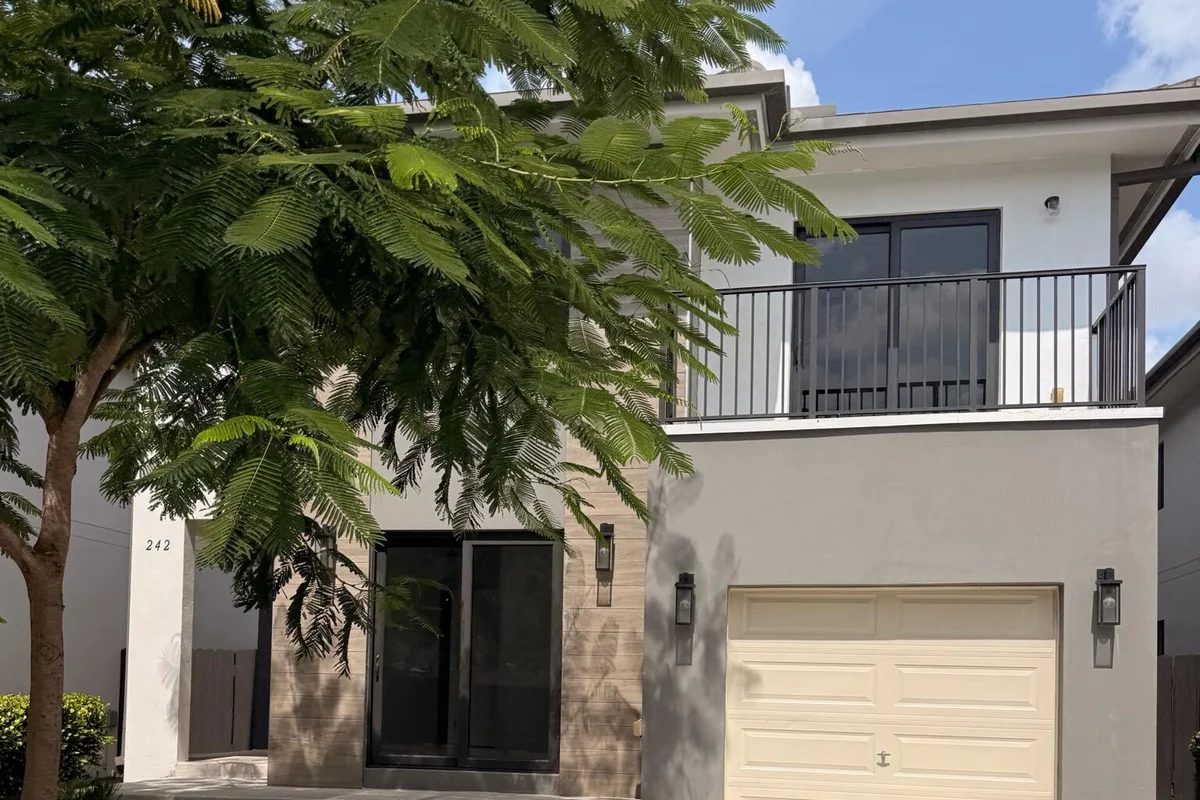 242 NW 11th Ct, Florida City: photo 1 of 22