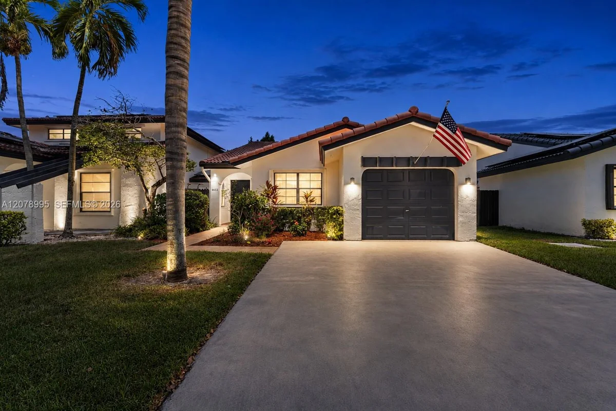 6633 NW 176th Ter, Hialeah: photo 1 of 40