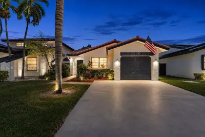 6633 NW 176th Ter, Hialeah: photo 1 of 40