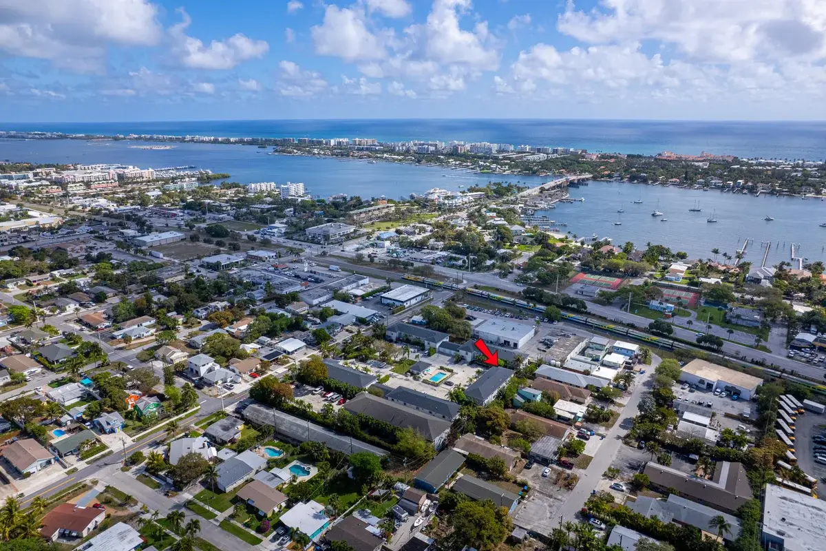 324 W Pine St #11, Lantana: photo 1 of 39