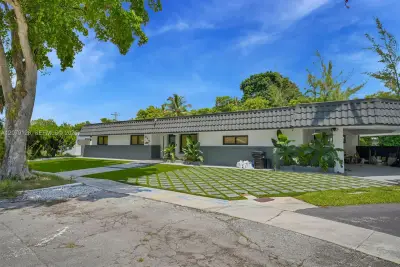 315 NE 122nd St, North Miami: photo 1 of 40
