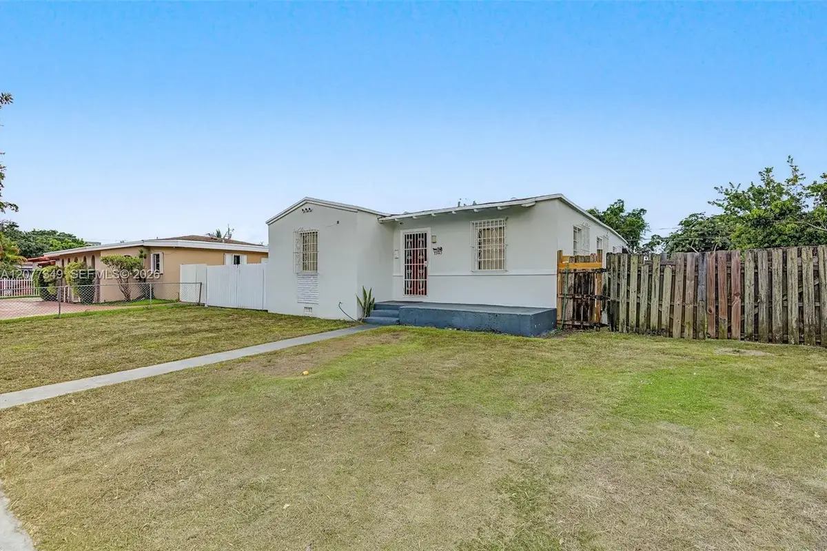 3940 NW 2nd St, Miami: photo 1 of 21