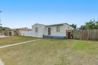 3940 NW 2nd St, Miami: photo 1 of 21