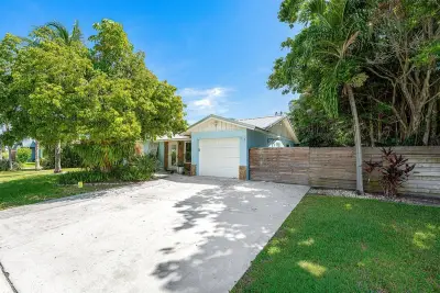 612 NW 7th Ct, Boynton Beach: photo 1 of 35