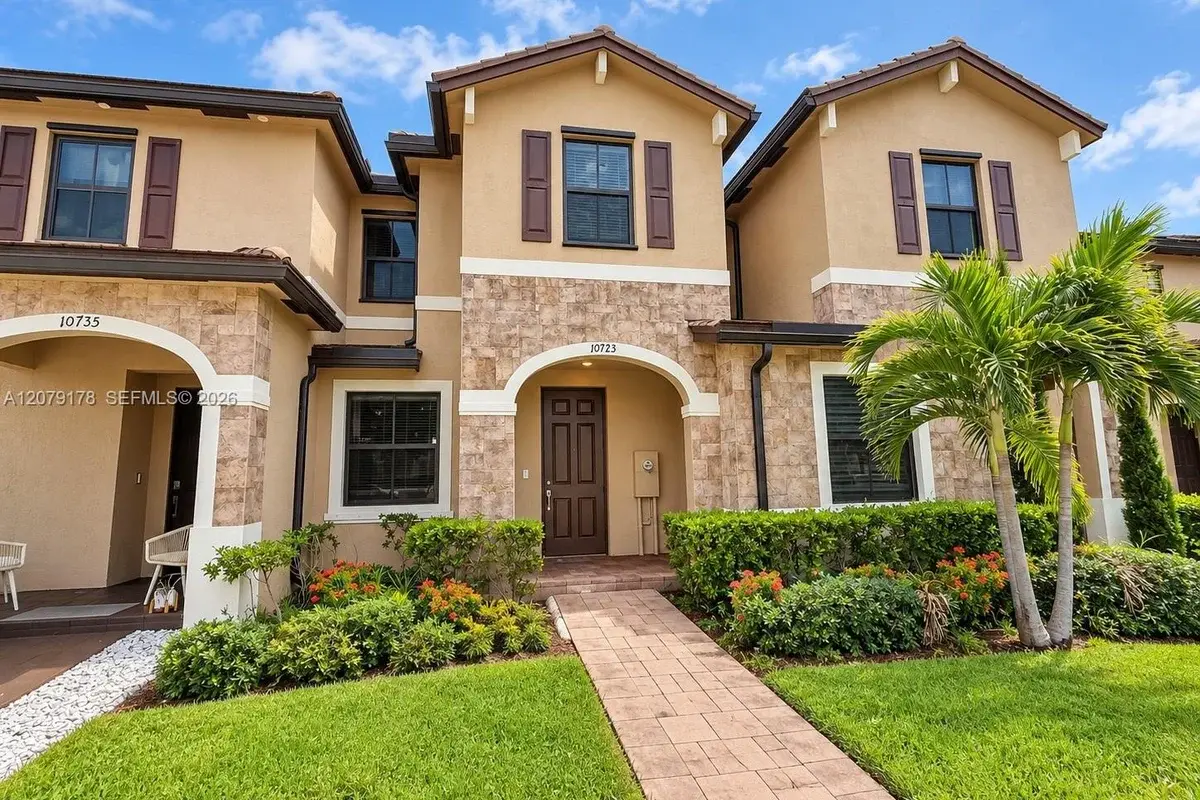 Townhouse in Hialeah: photo 1 of 31