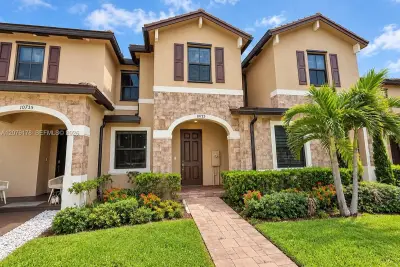 Townhouse in Hialeah: photo 1 of 31