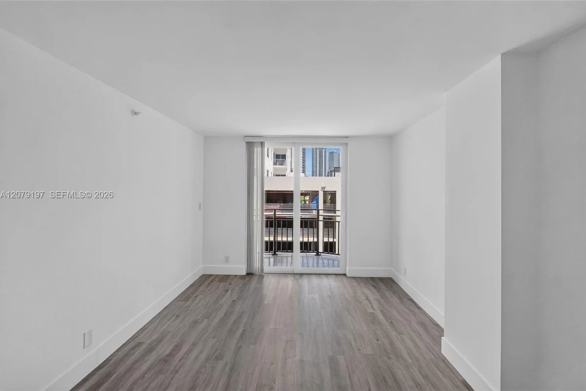501 SW 1st St #607, Miami: photo 1 of 30