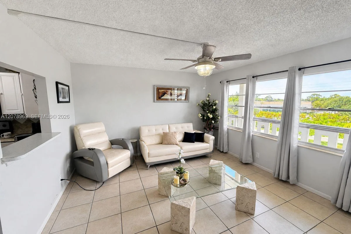425 Southampton B, West Palm Beach: photo 1 of 32