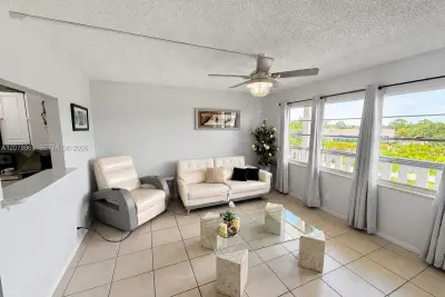 425 Southampton B, West Palm Beach: photo 1 of 32