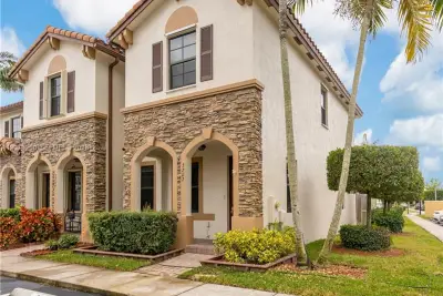 3202 SE 6th St, Homestead: photo 1 of 30