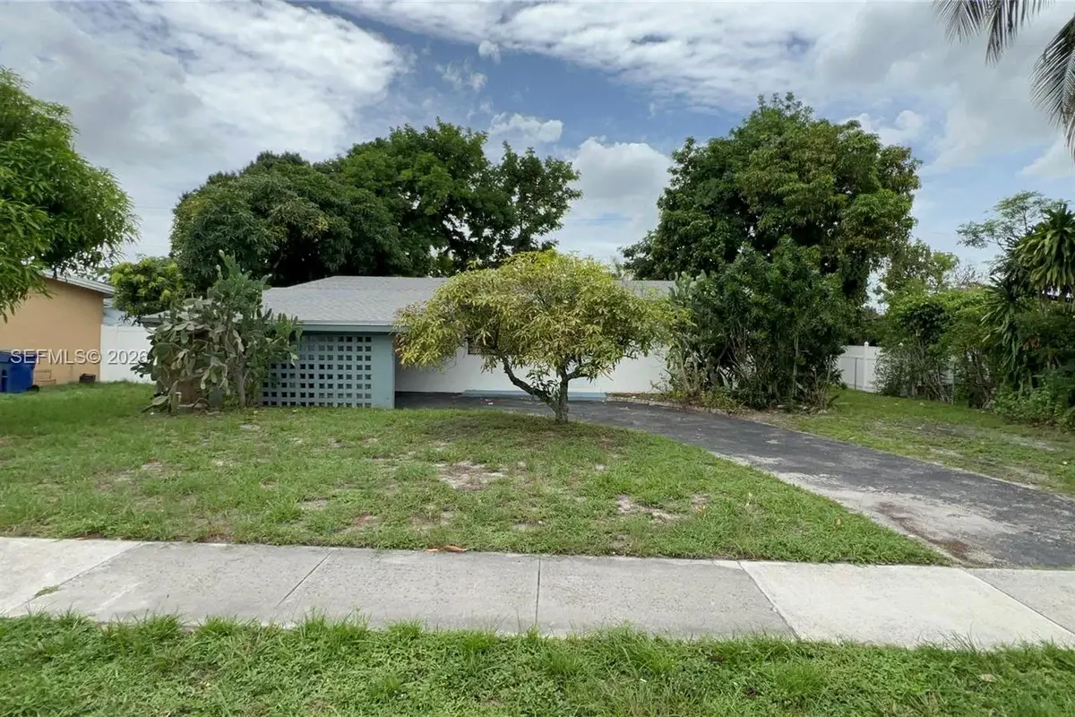 4421 NW 33rd St, Lauderdale Lakes: photo 1 of 35