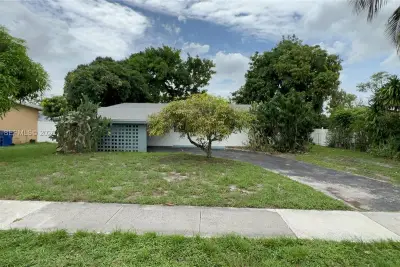 4421 NW 33rd St, Lauderdale Lakes: photo 1 of 35