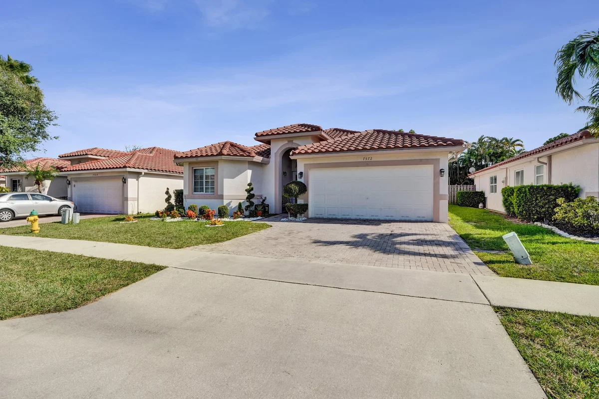 7572 Parkside Ln, Margate: photo 1 of 61