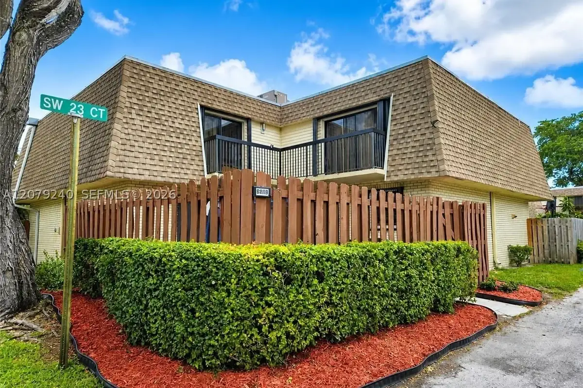 8215 SW 23rd Ct #17D, North Lauderdale: photo 1 of 25