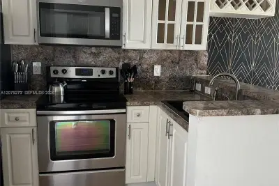 821 SW 2nd St #9, Miami: photo 1 of 20